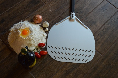 Aluminum pizza shovel. GI. 36x36 cm / 120 cm perforated end